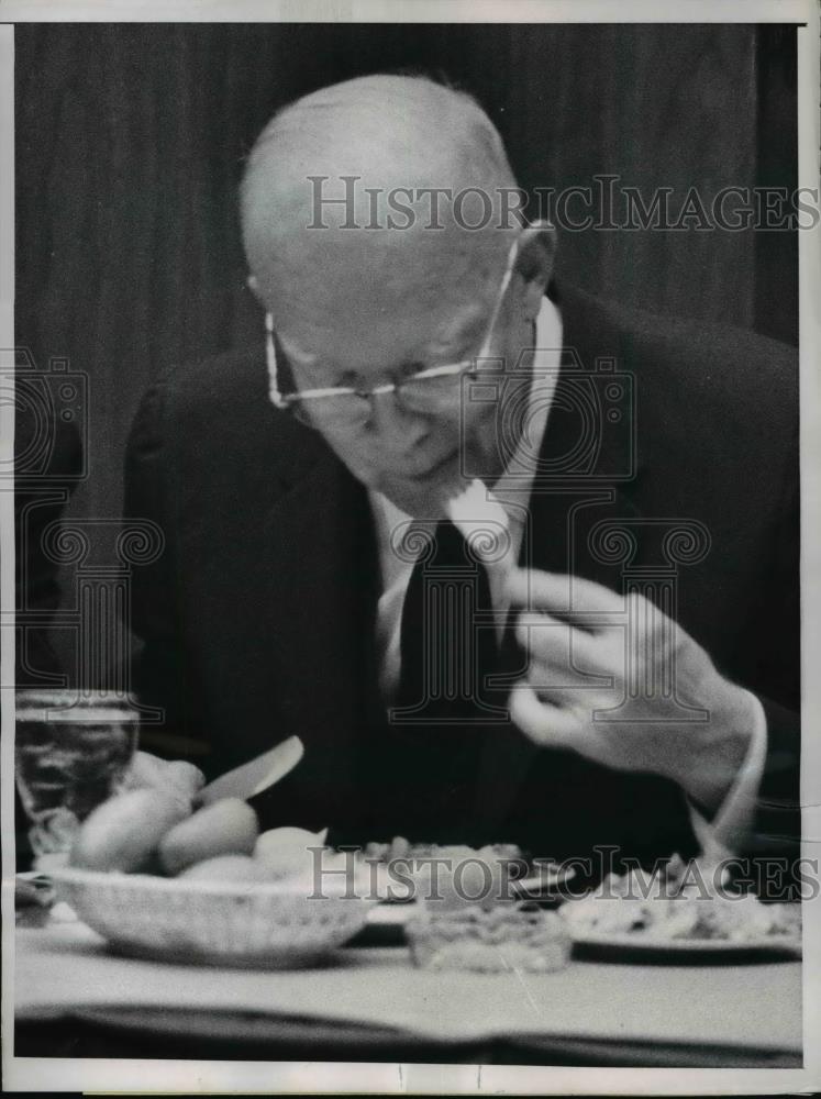 1958 Press Photo President Eisenhower at dinner at Chicago GOP group meeting - Historic Images