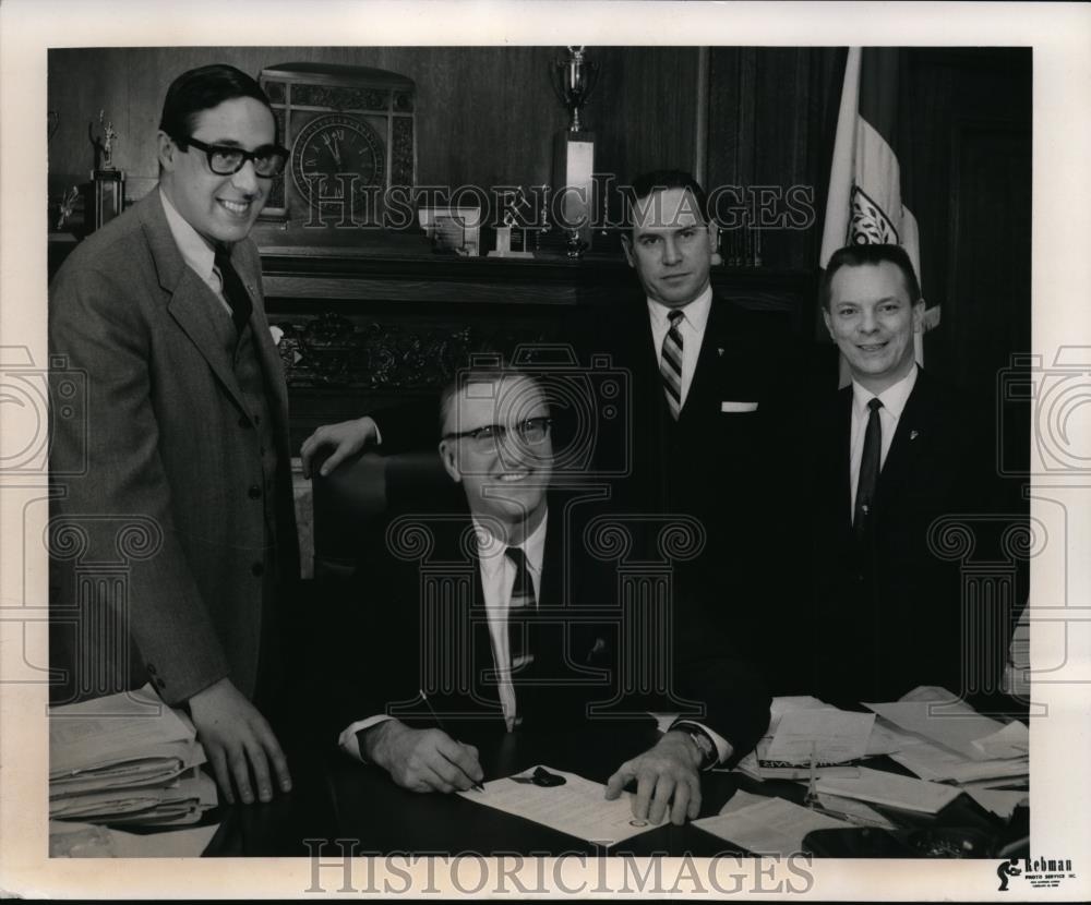 1967 Press Photo Mayor Ralph Locher National Jaycee Week Thomas Adler R Sammon - Historic Images