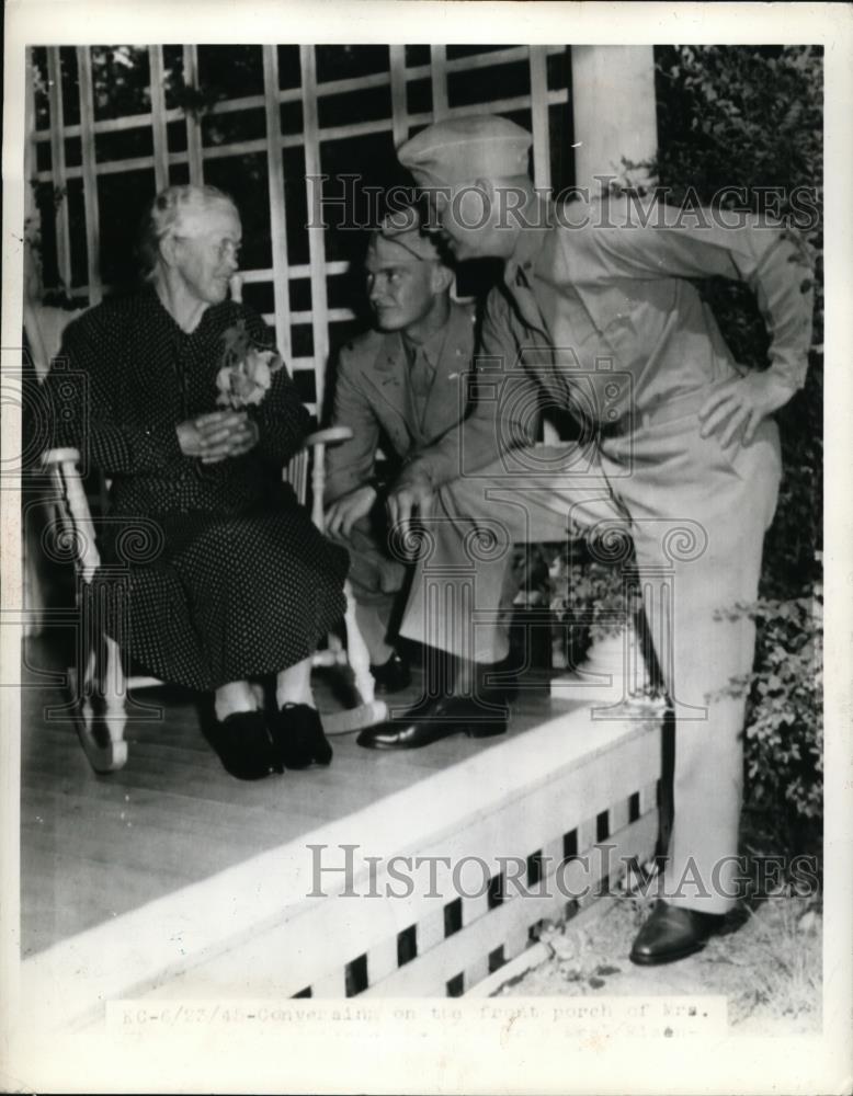 1945 Press Photo President Dwight D. Eisenhower, Mother &amp; Son John on Porch - Historic Images