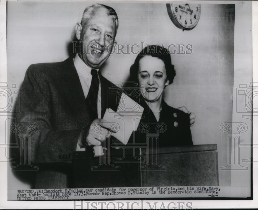 1953 Press Photo Theodore Dalton And His Wife Mary Cast Their Ballots - Historic Images