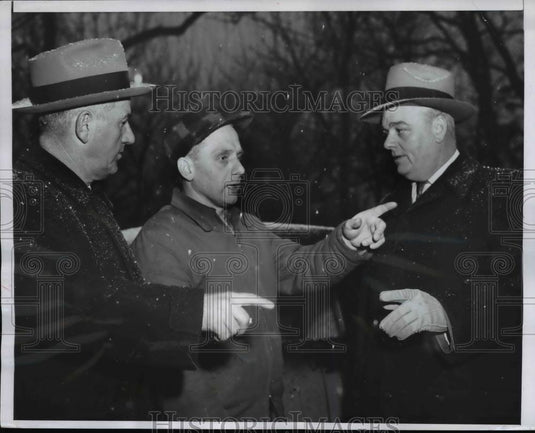 1957 Press Photo Leonard Prescott Tells Police About Nude Bodies He DIscovered - Historic Images