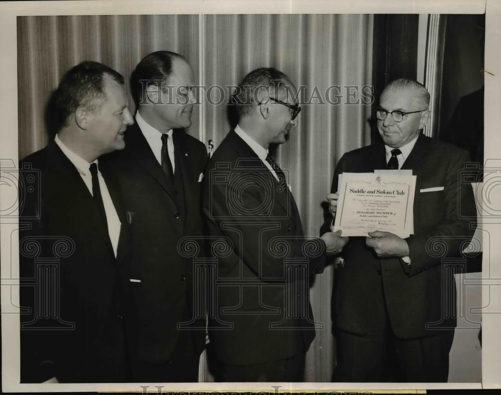 1959 Press Photo Arturo Frondizi received certificate of Saddle and Sirloin Club - Historic Images