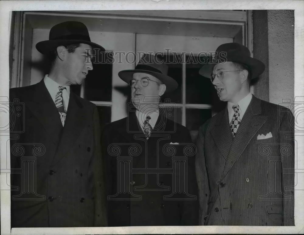 1945 Press Photo Matthew Connelly leaves White House after press conference - Historic Images