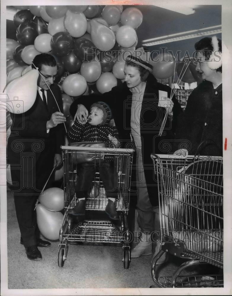 1962 Press Photo George Oprian, store supervisor with 3 generations of shoppers - Historic Images