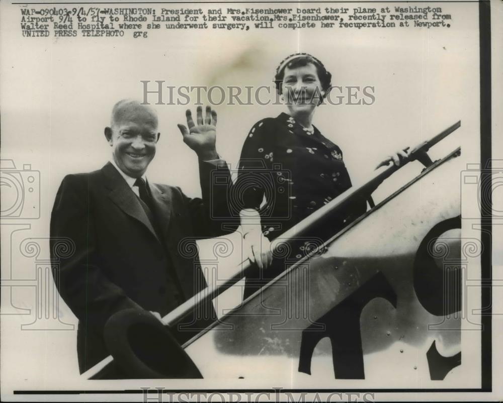 1967 Press Photo President And Mrs. Eisenhower Board Their Plane - Historic Images