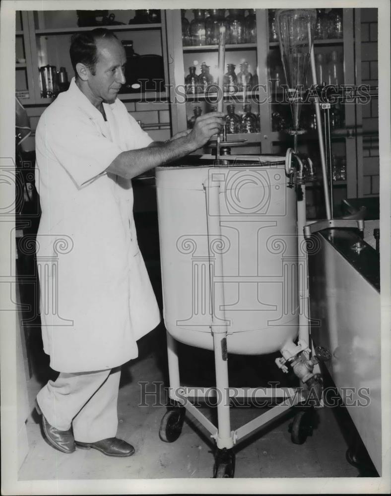 1954 Press Photo Dr Erwin Haas biochemist, cooling bath mechanism in lab - Historic Images