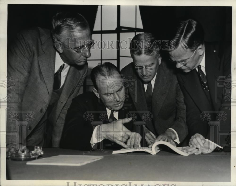 1933 Press Photo Chase National Bank Execs, Alfred A. Mudge, A. Donald MacKinnon - Historic Images