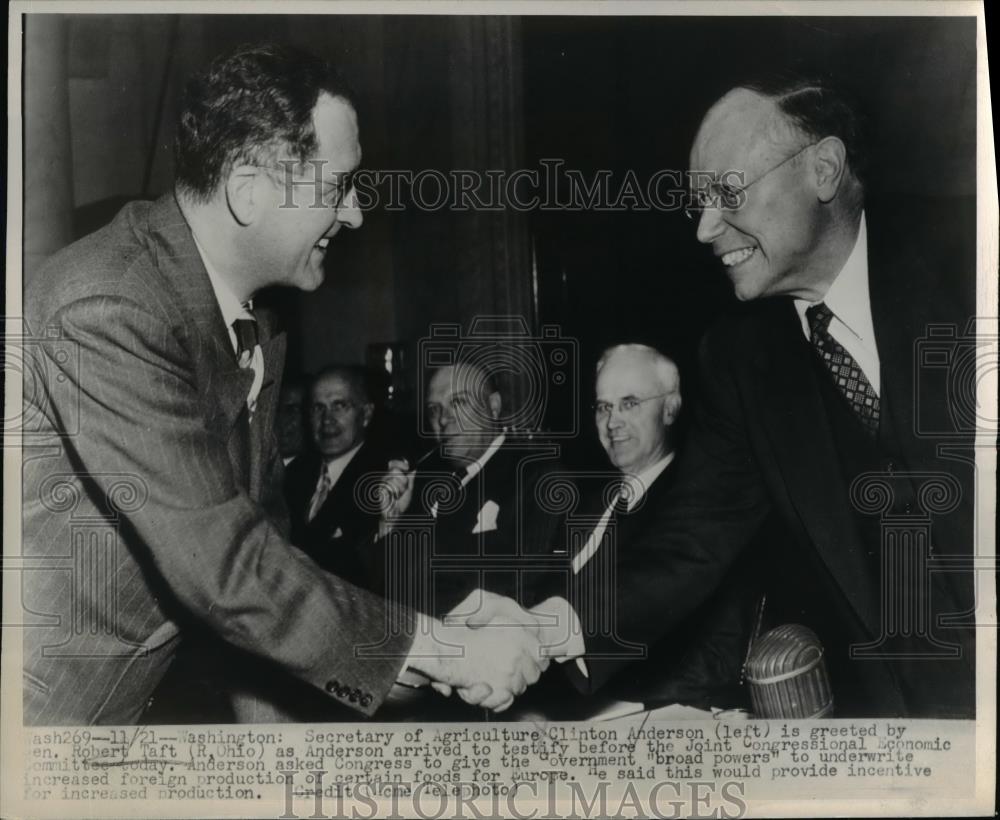 1947 Press Photo Sen. Taft greets Secretary of Agriculture Clinton Anderson. - Historic Images