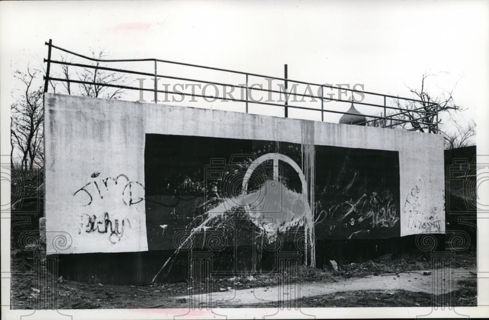 1972 Press Photo A second concrete wall painted by beautiful people - Historic Images