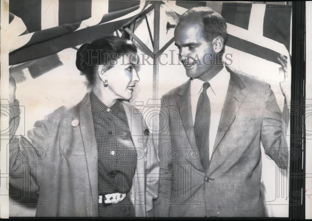 1957 Press Photo Mr and Mrs William Proxmire Vote in Blooming Grove Wisconsin - Historic Images