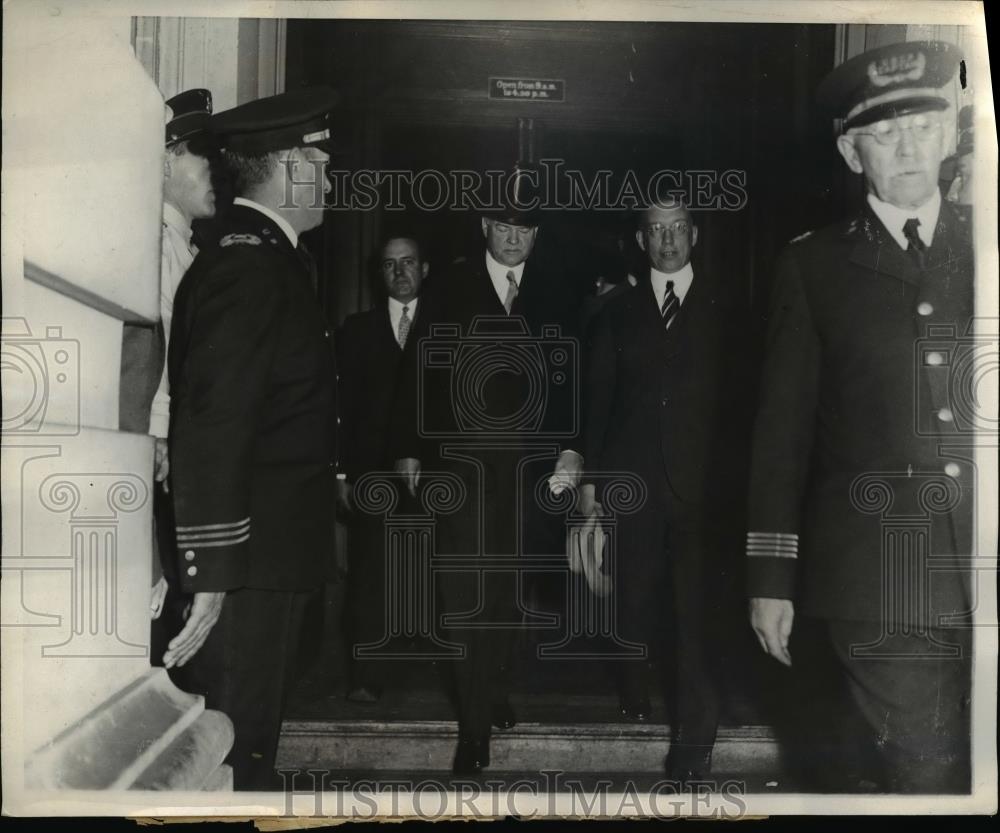 1932 Press Photo President Herbert Hoover Walter Newton &amp; Secret Service Escort - Historic Images