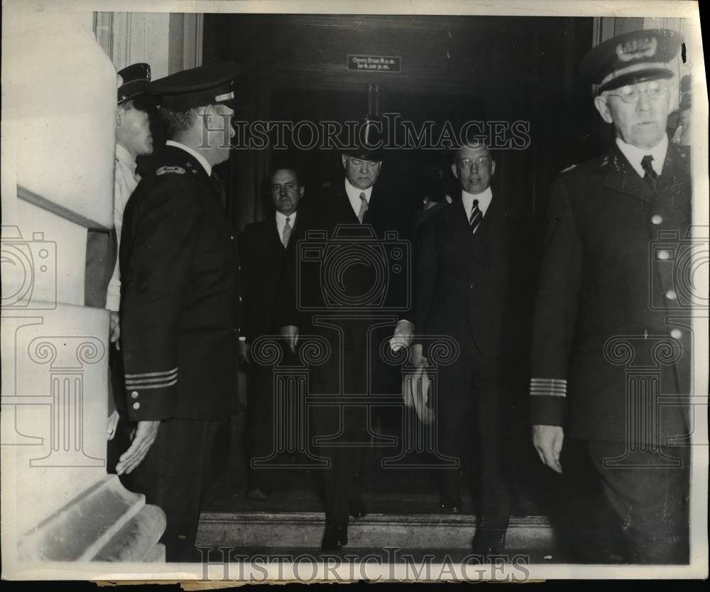 1932 Press Photo President Herbert Hoover Walter Newton & Secret Service Escort - Historic Images