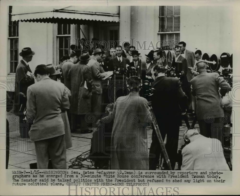 1952 Press Photo Washington: Estes Kefauver surrounded by reporters - Historic Images