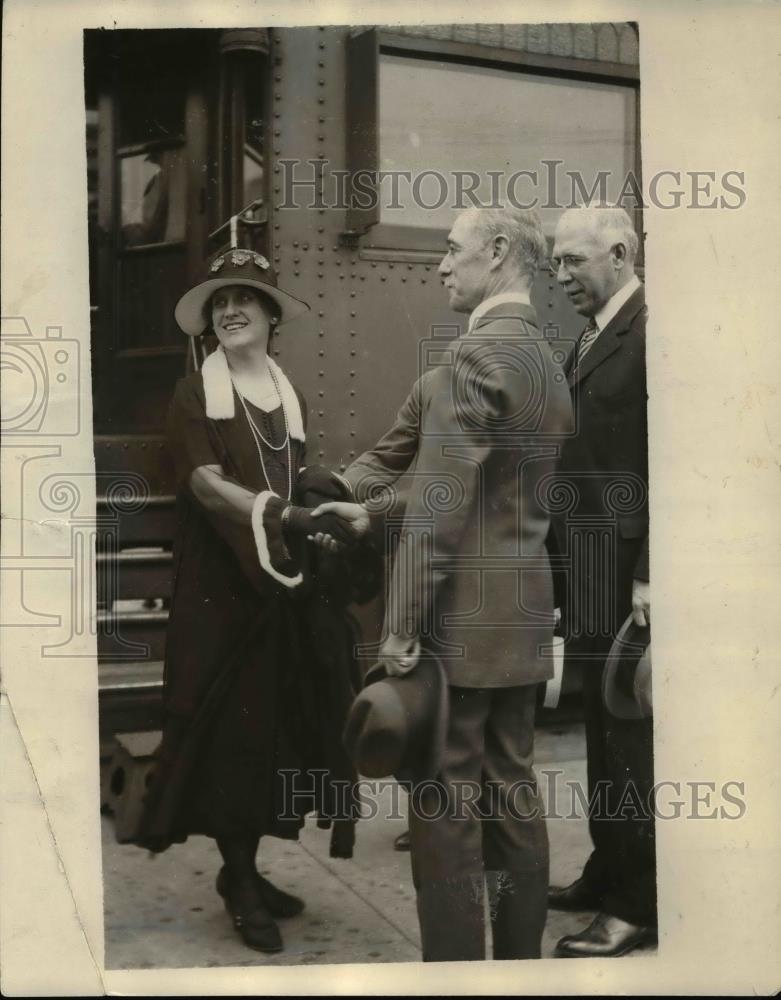 1925 Press Photo Mrs. Nellie Ross First Woman Governor Meets D.C. Spencer - Historic Images