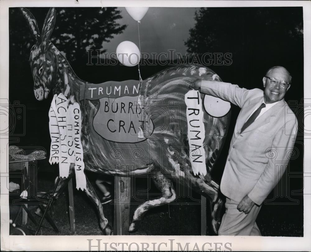 1952 Press Photo Sen. Robert A. Taft Pins tail on Donkey - Historic Images