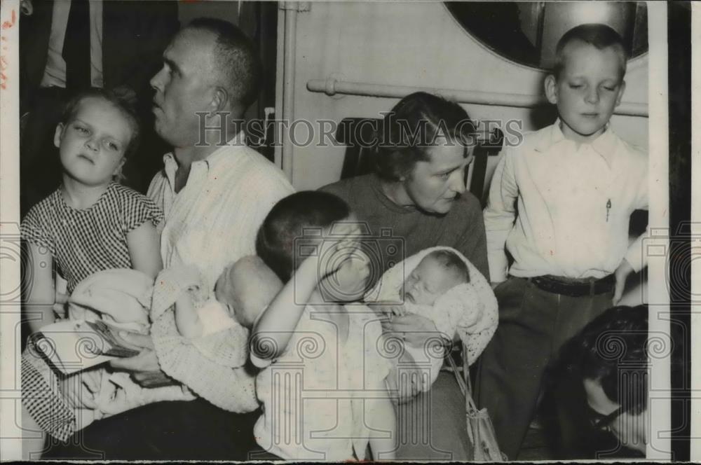 1956 Press Photo Survivors of the ship Andrea Doria sinking reach NYC - Historic Images