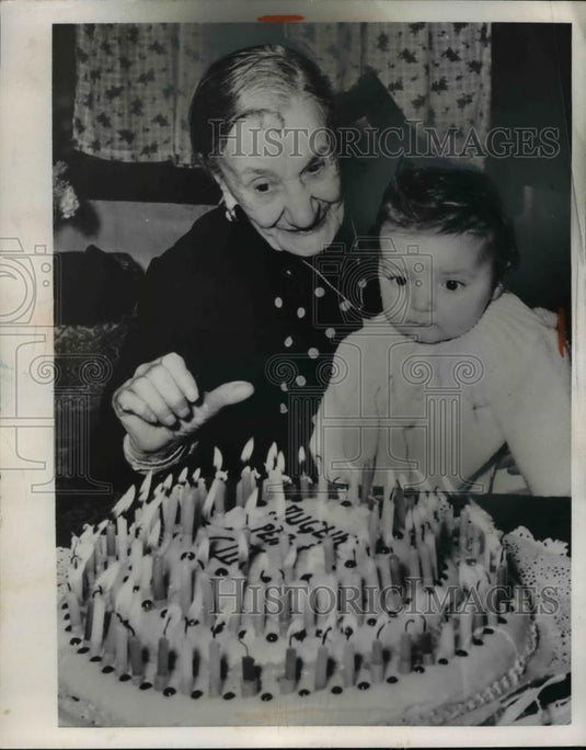 1954 Press Photo Augusta Rossi, Grand-daughter Silvia Bolognia, Italy - Historic Images