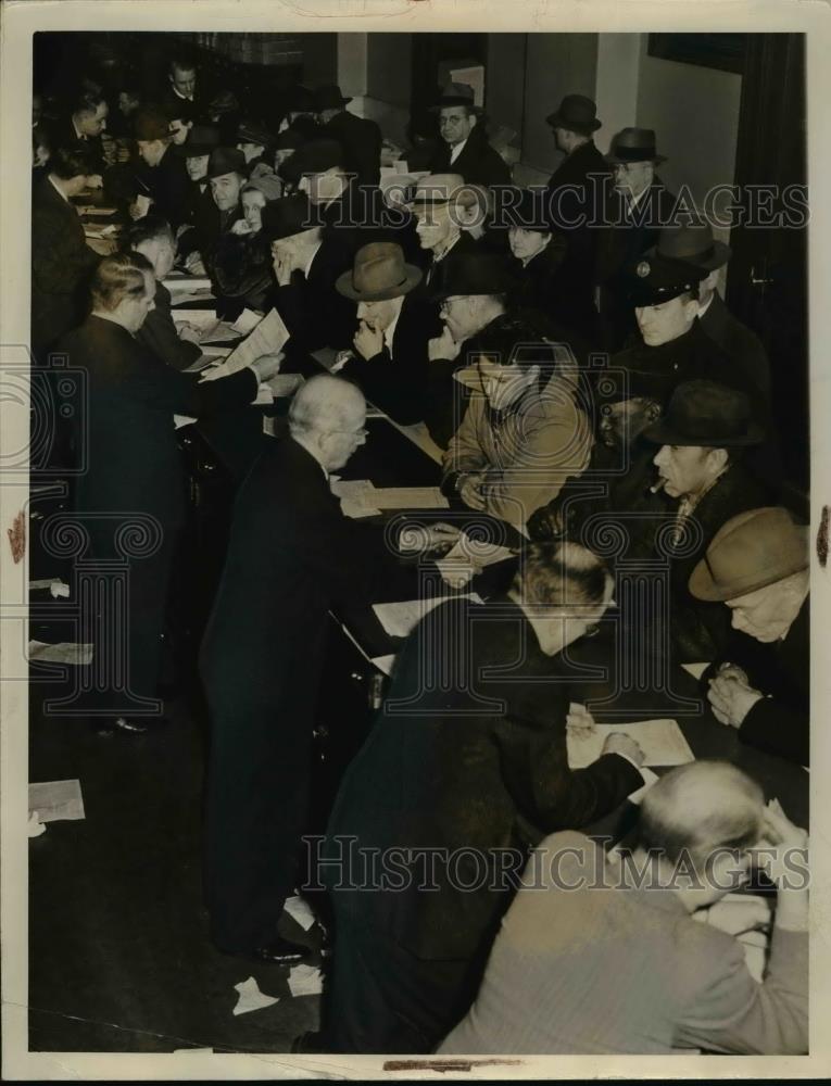 1942 Press Photo People at tables -taxes - Historic Images