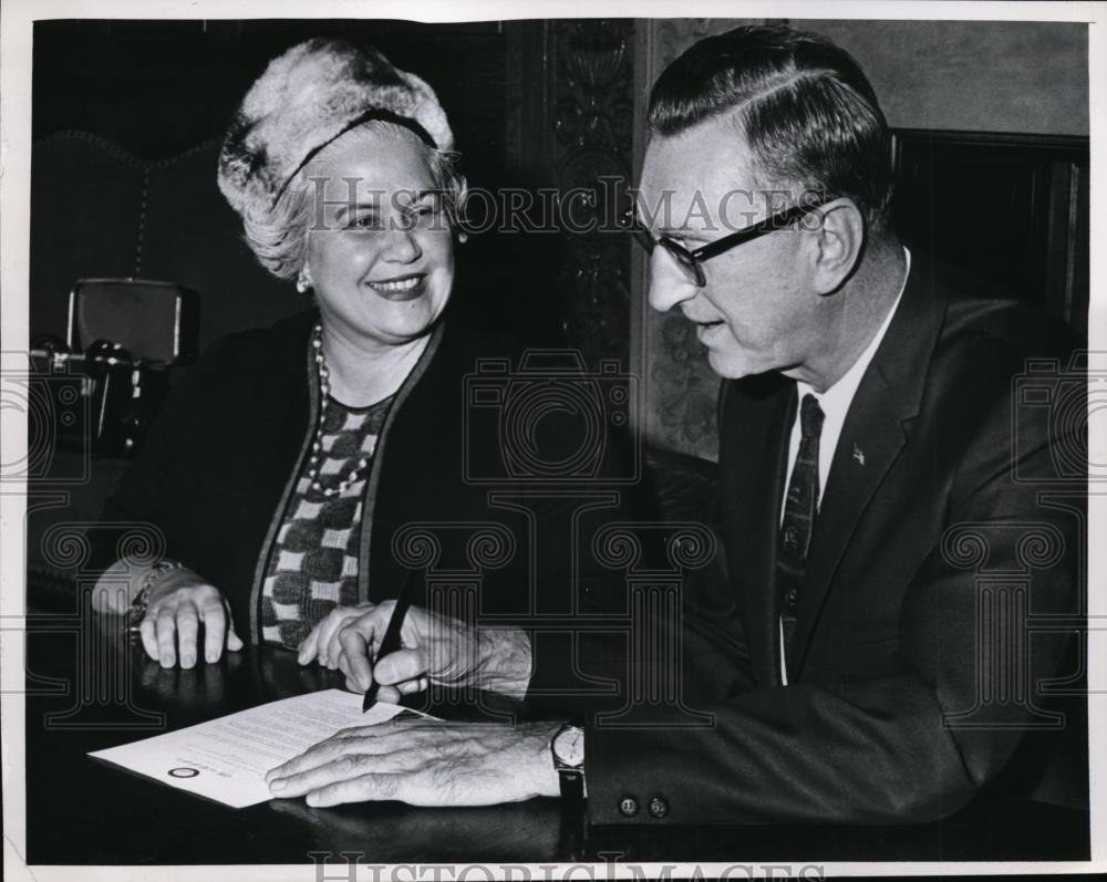 1966 Press Photo Mrs Christopher Columbi with Mayor Ralph Locke - Historic Images