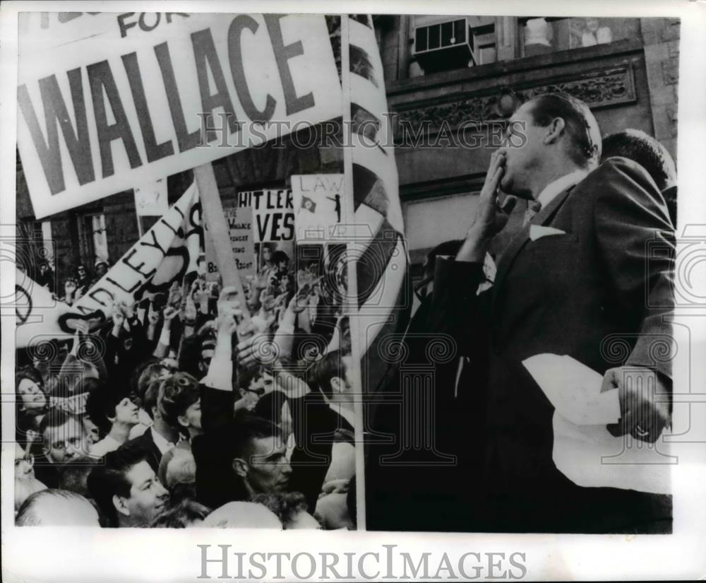 1968 Press Photo Peoria Ill Third party candidate George Wallace throw kiss - Historic Images