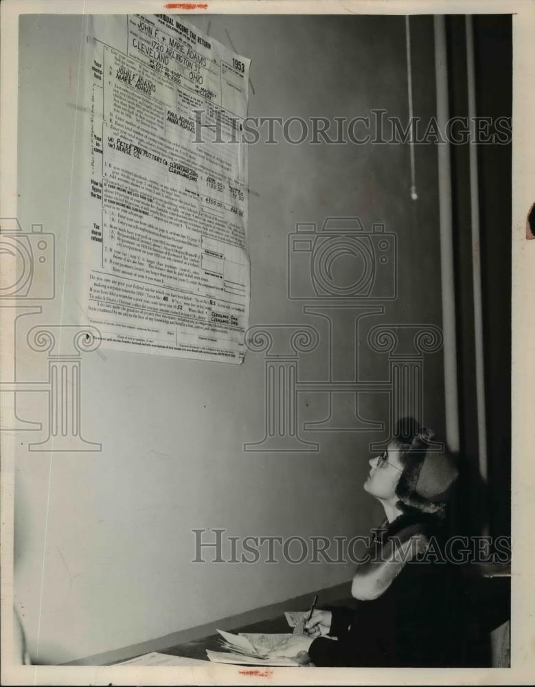 1954 Press Photo Mrs. Ann Slepko of Parma at Bureau of International Revenue. - Historic Images