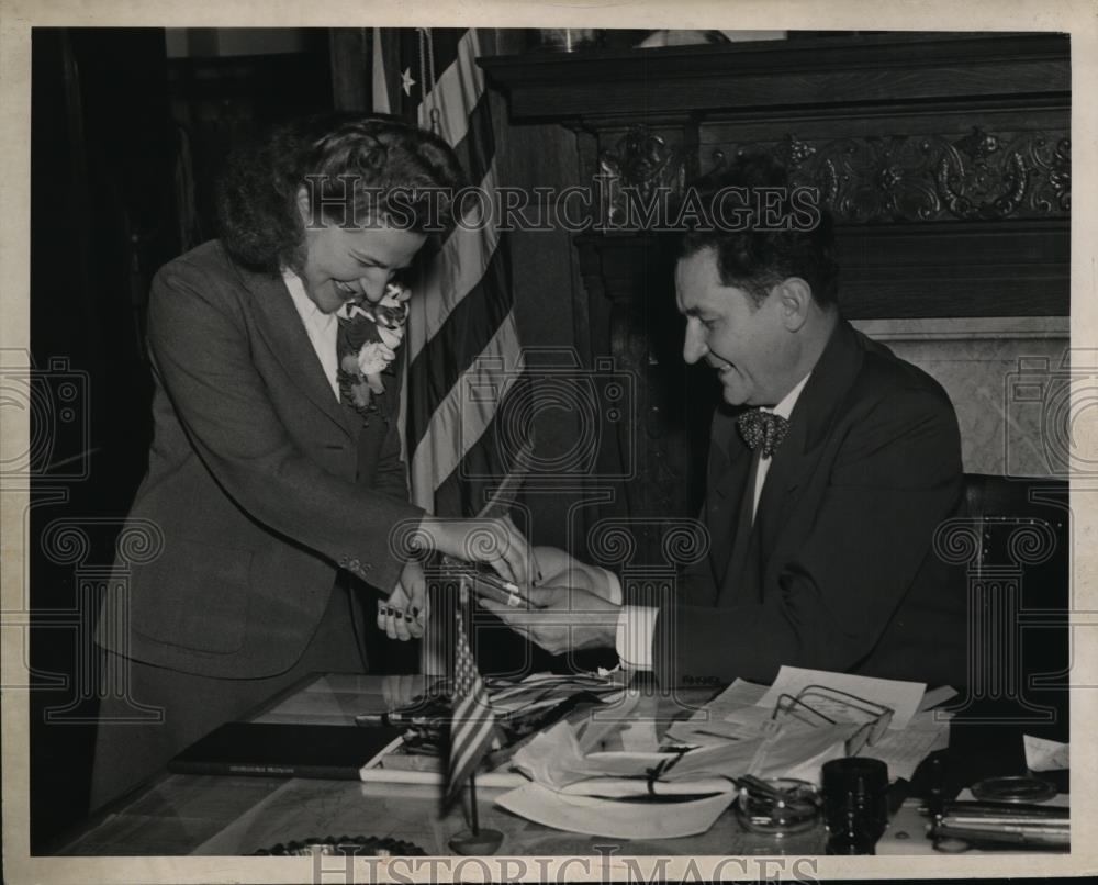 1945 Press Photo Lausche and June Saks - Historic Images