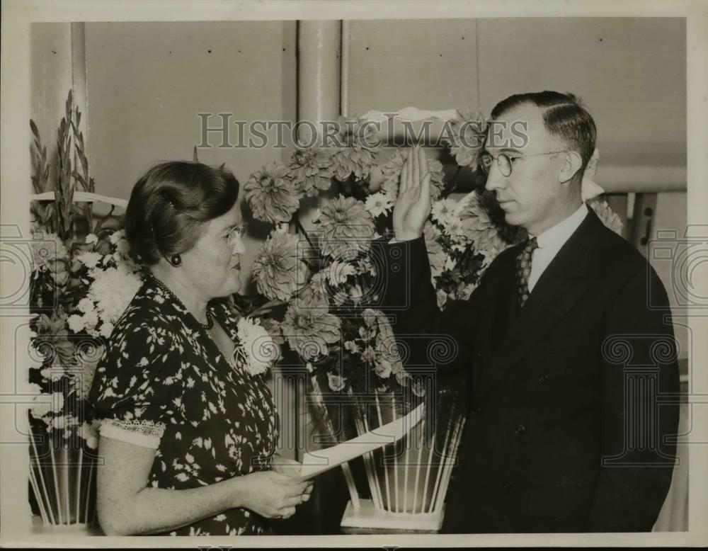 1938 Press Photo Wash DC Elsie England swears in Dr FF Hill Gov Farm Credit Assn - Historic Images