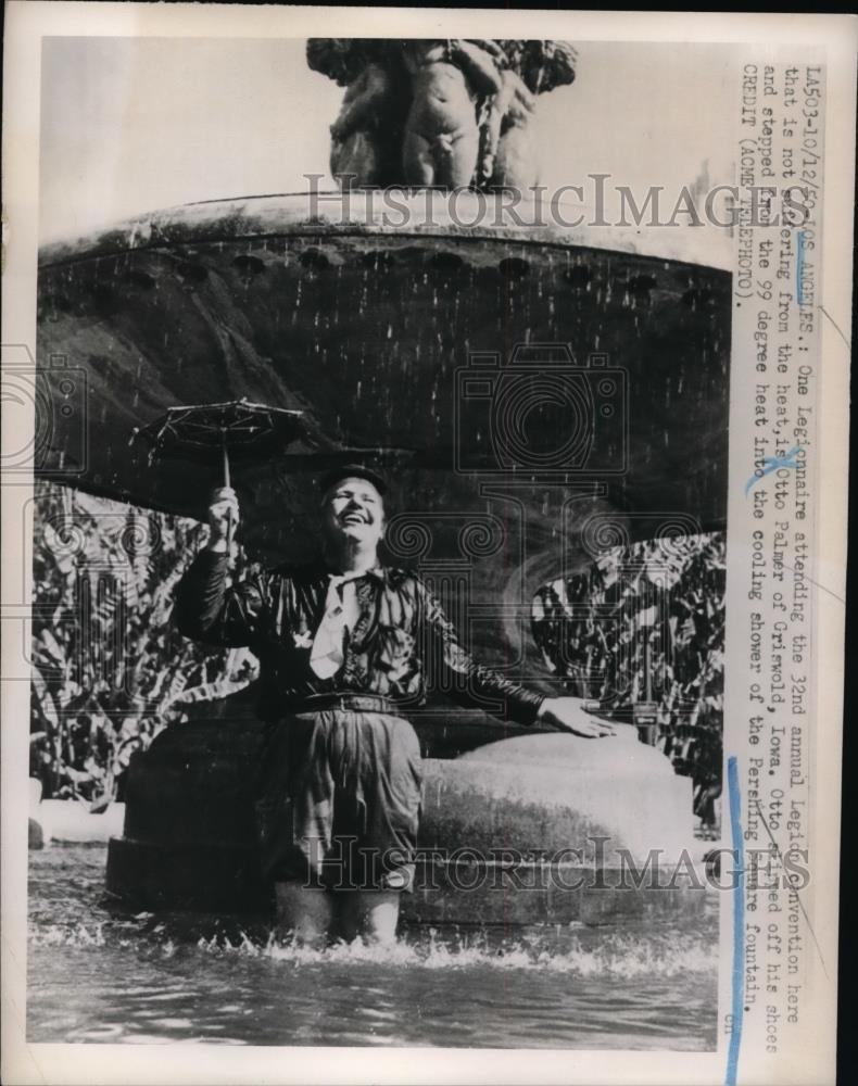 1950 Press Photo Los Angeles-Otto Palmer beats heat in Pershing Square Fountain. - Historic Images