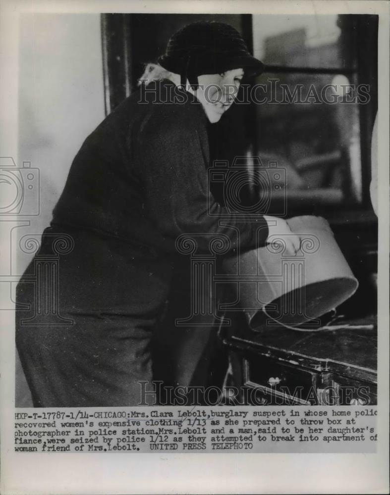 1953 Press Photo Chicago-Mrs Clara Lebolt, burglary suspect in police station. - Historic Images