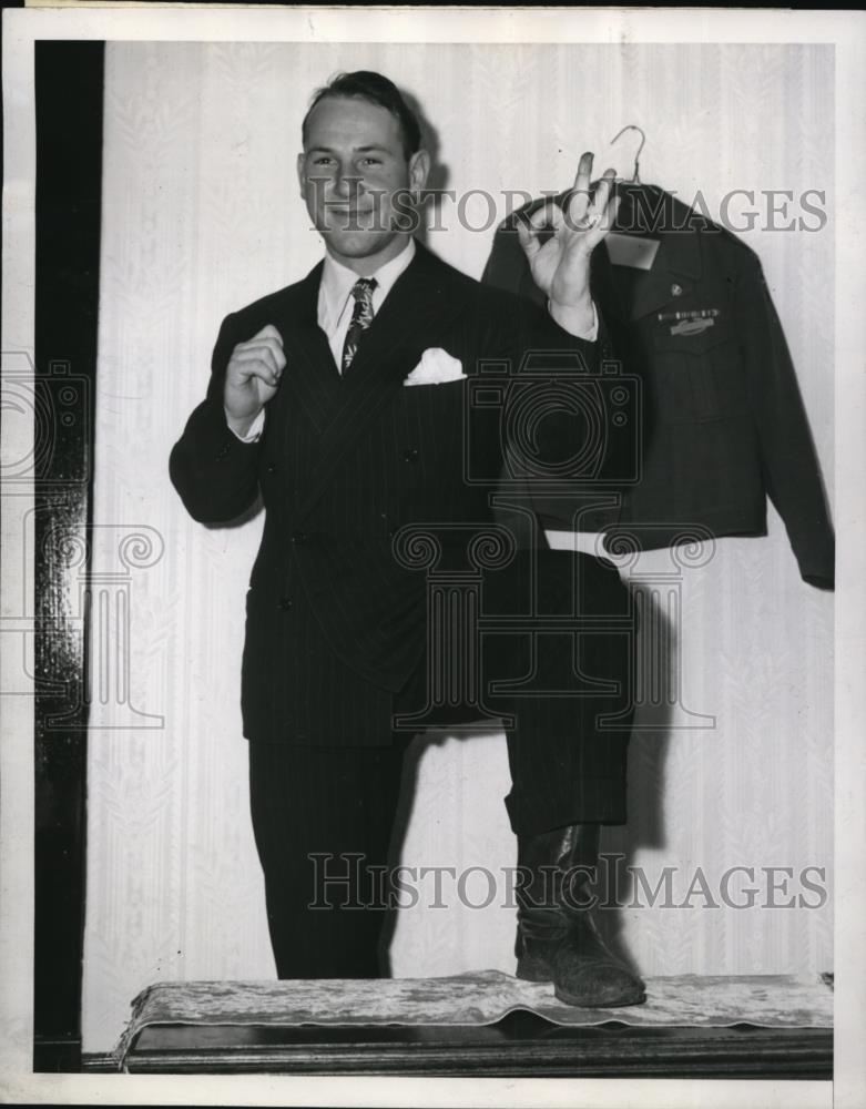 1945 Press Photo Richard A Bosse discharged vet &amp; suit made in Italy - Historic Images