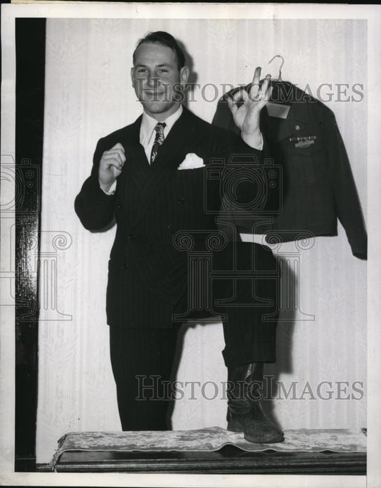 1945 Press Photo Richard A Bosse discharged vet & suit made in Italy - Historic Images