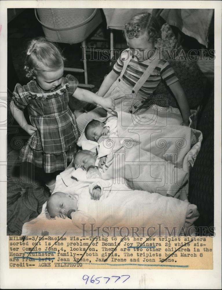 1951 Press Photo Bonnie Joy Tuinstra and sister Jean try to sort out triplets - Historic Images