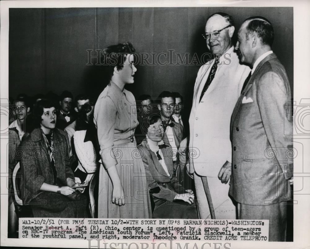 1951 Press Photo Sen Robert Taft being questioned by group of teenagers - Historic Images