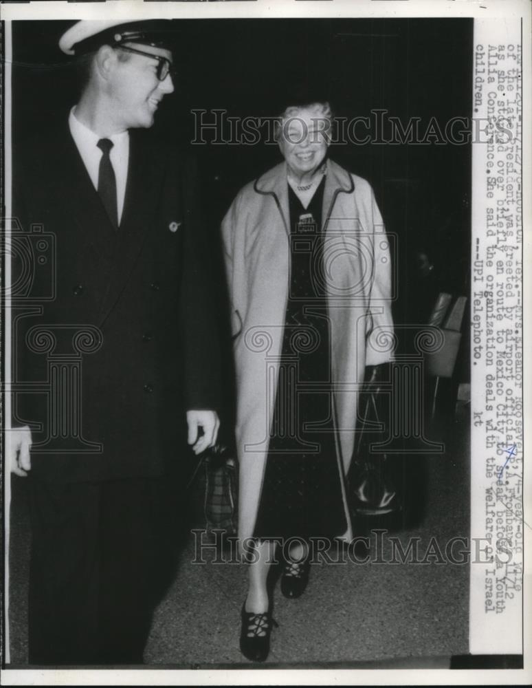 1952 Press Photo Mrs. Eleanor Roosevelt greeted by Airport Crew at Houston Texas - Historic Images