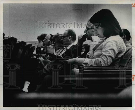 1976 Press Photo Spectators at Euclid Hi Anti businf meeting at Cleveland - Historic Images