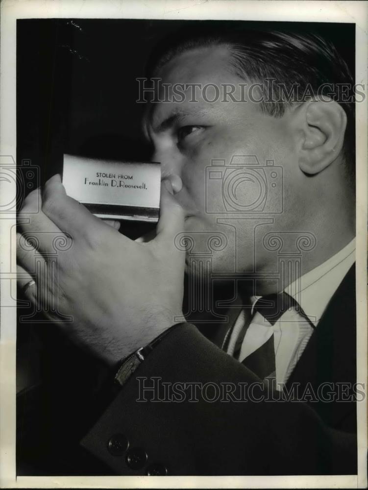 1941 Press Photo Presidential book of matches of FD Roosevelt held by reporter - Historic Images