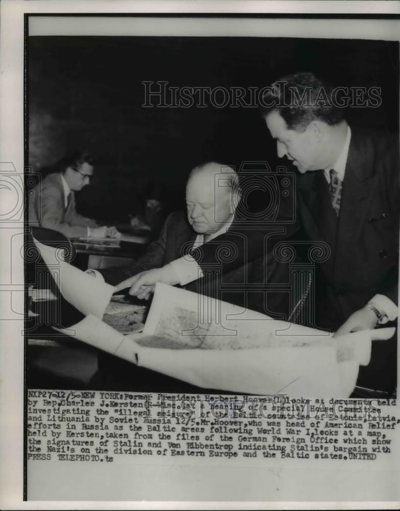 1953 Press Photo New York Former President Hoover looks at documents. - Historic Images