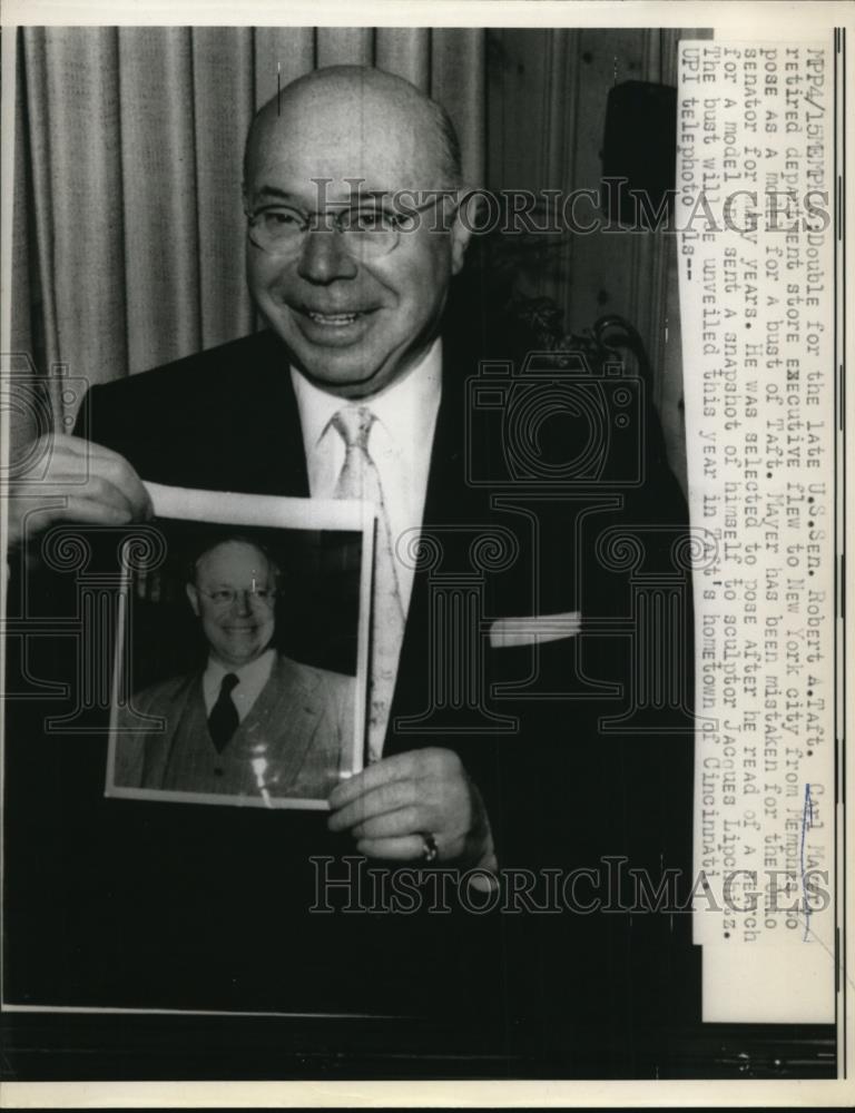 1959 Press Photo Carl Mayer posed a model of the bust of Sen. Robert Taft. - Historic Images