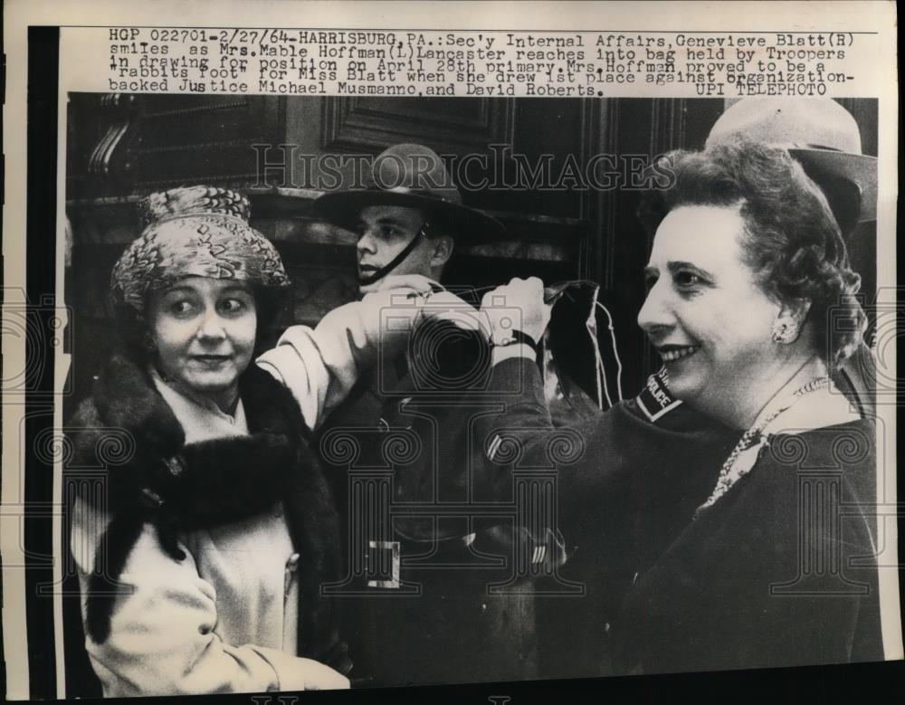 1964 Press Photo Secretary Genevieve Blatt, Mable Hoffman at Primary Drawing - Historic Images