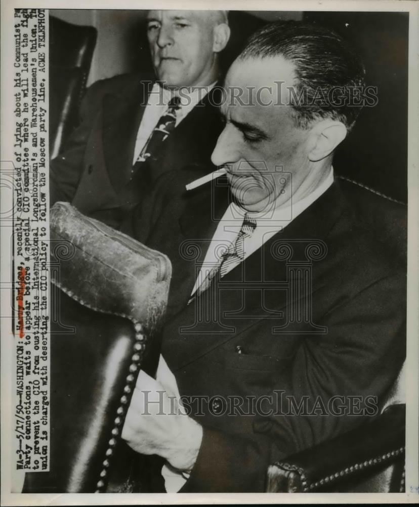 1950 Press Photo Harry Bridges waits to appear before CIO Committee. - Historic Images