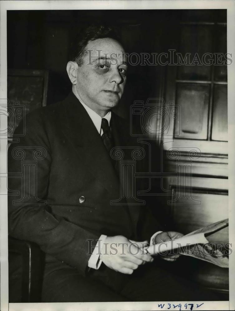 1935 Press Photo Joseph Silverman Jr of NY surplus Army supplies dealer - Historic Images