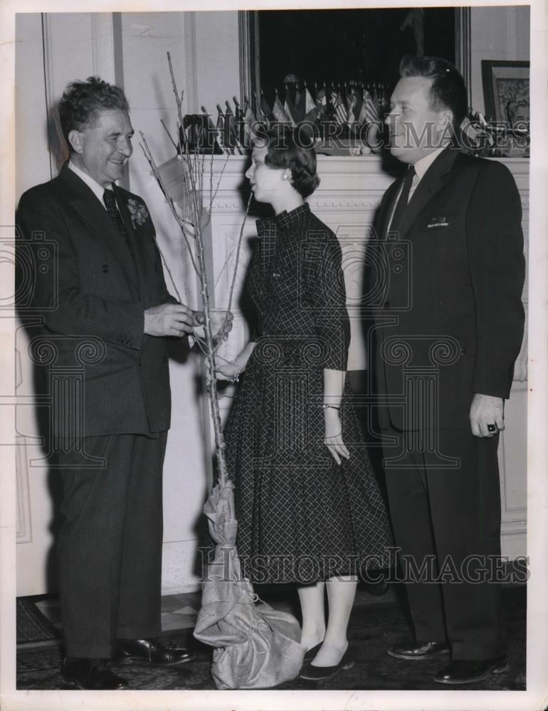 1956 Press Photo Governor Frank Lausche &amp; National Cherry Blossom Queen Nancy Be - Historic Images