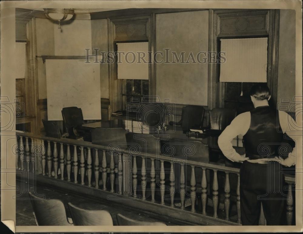 1938 Press Photo Detective is standing where gun man stand. - Historic Images