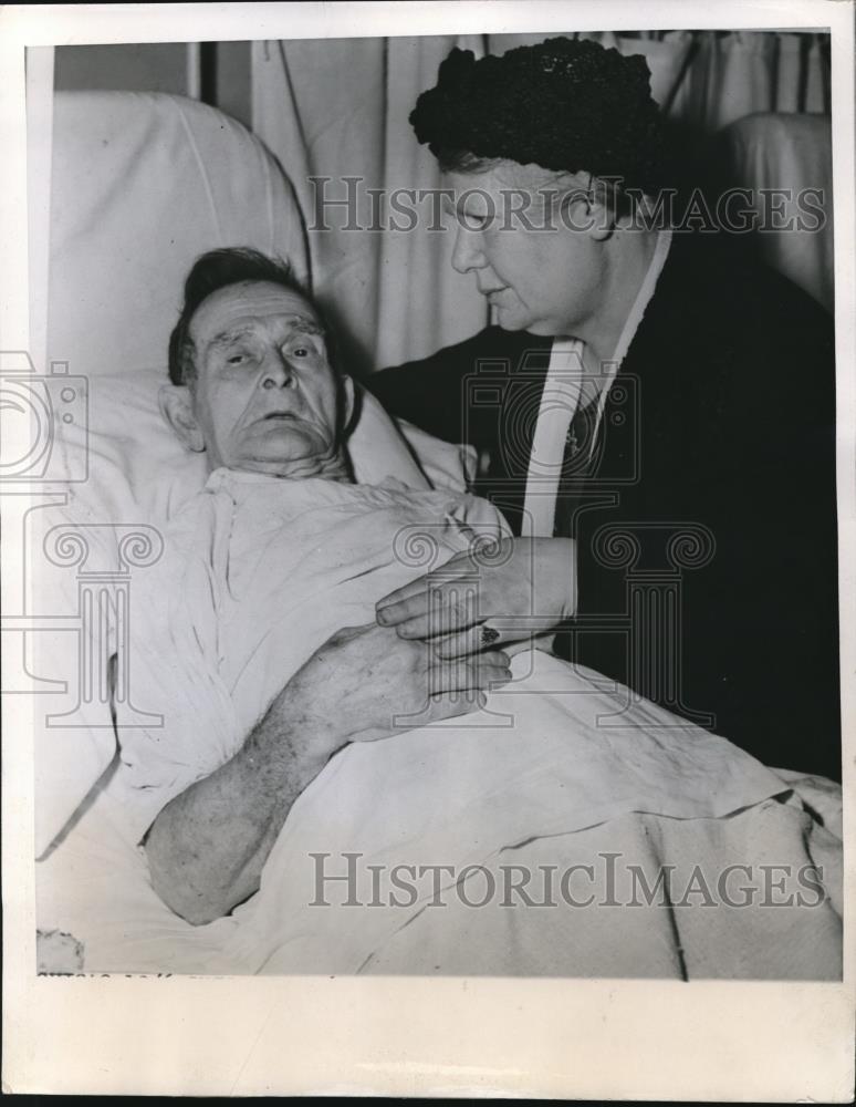 1946 Press Photo Chicago Illinois, Owen MacLean, Former Marine In Hospital - Historic Images