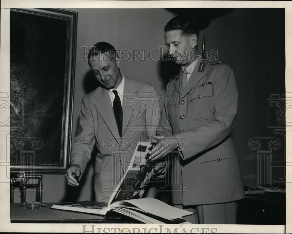 1954 Press Photo Sir Robert N Scott and Major Price - Historic Images