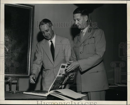 1954 Press Photo Sir Robert N Scott and Major Price - Historic Images