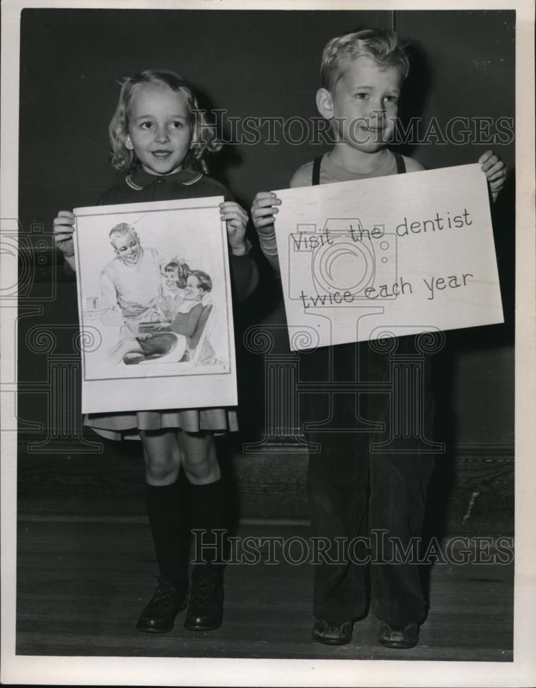 1947 Press Photo Leanna Rae Siek, Ralph Bishop at McKinley school Lakewood Ohio - Historic Images