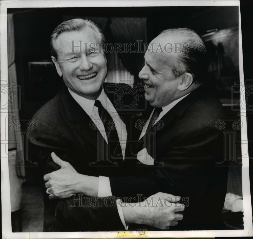 1969 Press Photo Gov.Nelson Rockefeller embraced Amb. Guillermo Sevilla-Sacasa. - Historic Images