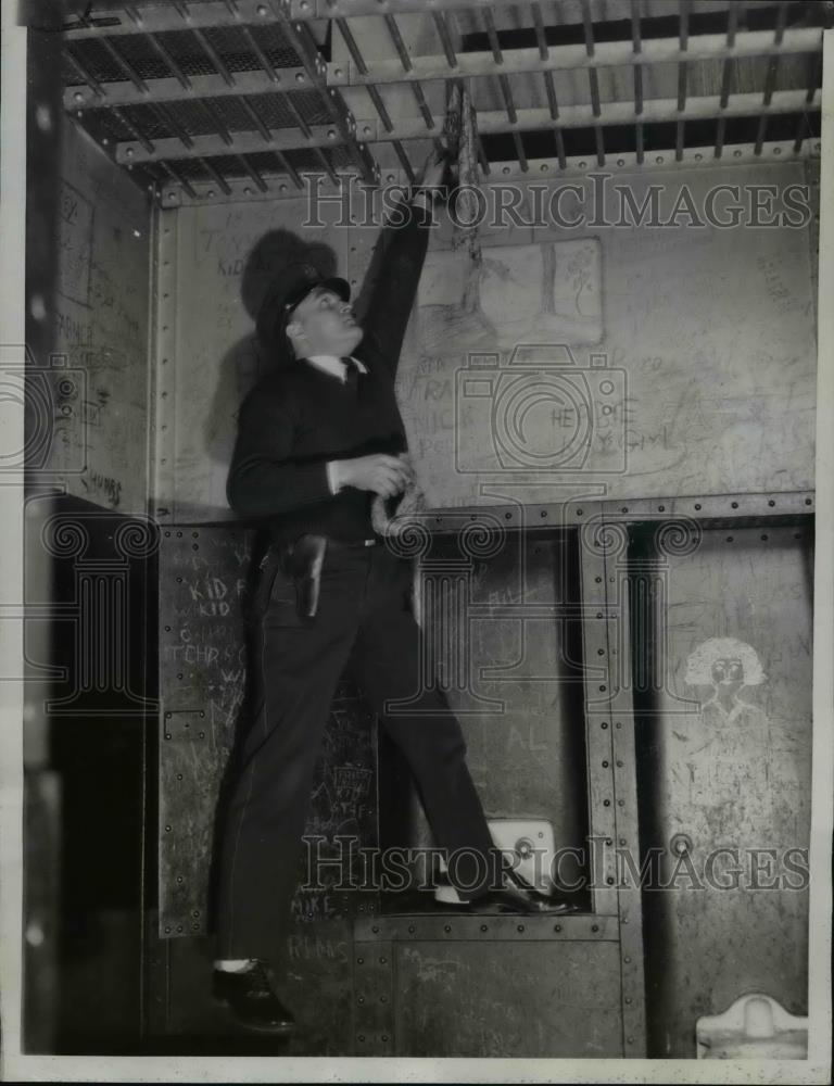 1934 Press Photo Policeman Demonstrates Suicide of Charles Mato in Chicago - Historic Images