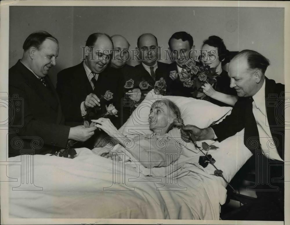 1939 Press Photo Laura McCarty in Hospital, Sons Bring Roses To Sick Mother - Historic Images